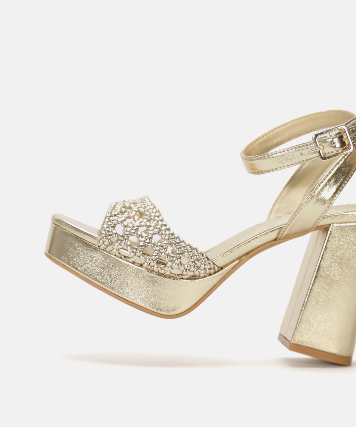 Sand&aacute;lia plataforma tran&ccedil;ada image number null